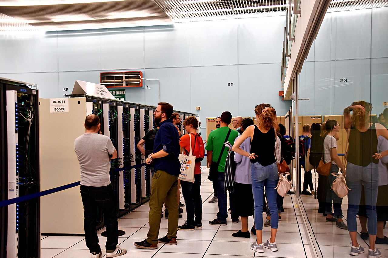 Group learning on a guided tour of a computer center